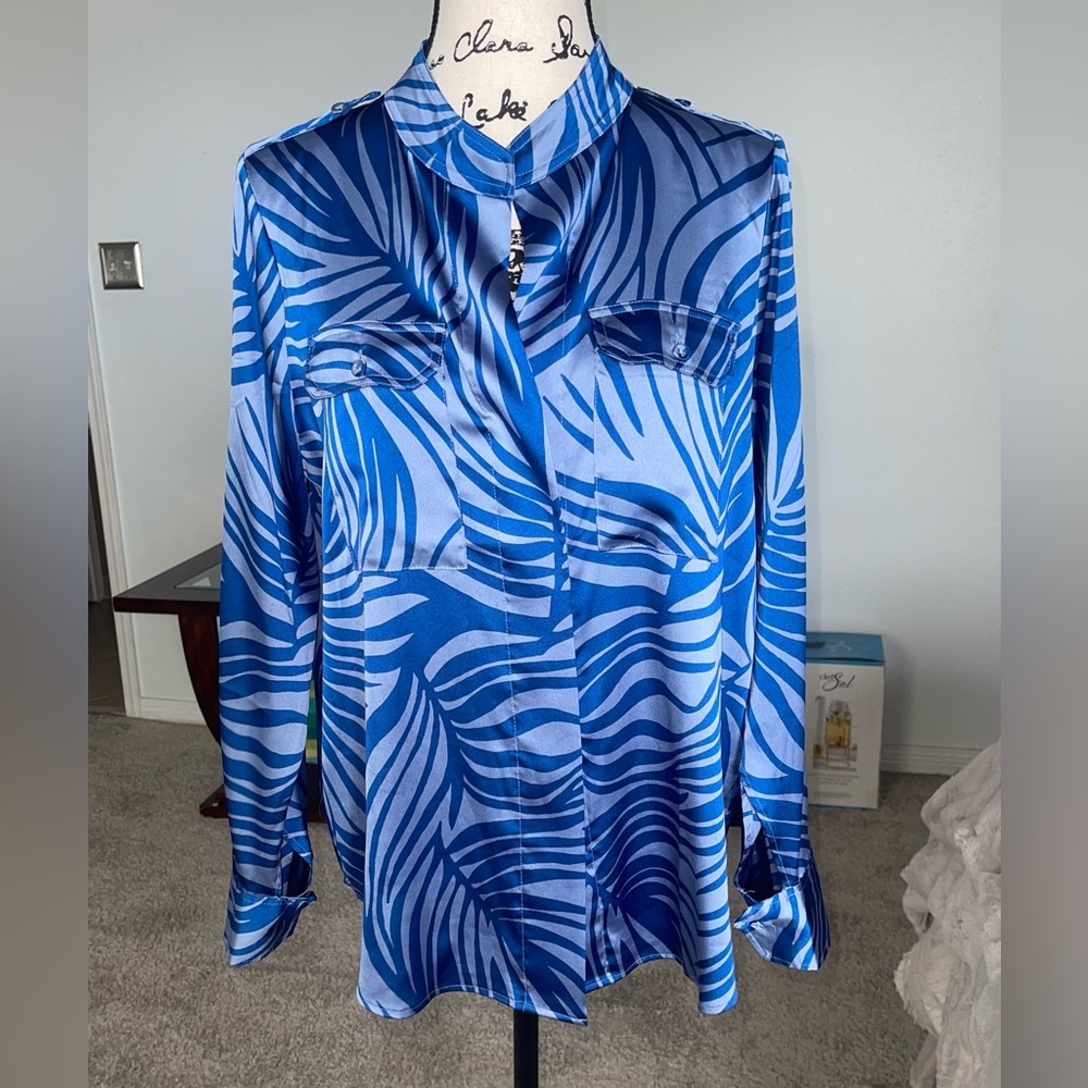 WHBM - Gray & Blue Printed Long-Sleeve Blouse absolutely gorgeous size M - Picture 2 of 9